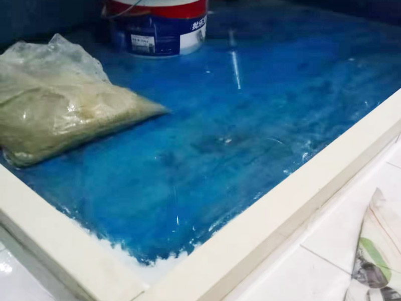 浴室防水裝修：首先要將墻面地面都要清潔干凈，這點非常重要，不能有散沙、土、石塊等干擾基層。如果基層開發(fā)商做的很不好的話，表面還要刷一層界面劑以防止墻面表面起沙。用噴壺將陰角部分和管根部分噴水，噴水的主要目的就是防止墻面吸收了堵漏寶太多的水分，造成堵漏寶沒有和墻面凝結(jié)在一起。那么噴多少水呢，建議以表面沒有明顯積水為宜。刷完以后，將第一遍堵漏上鋪好網(wǎng)格布，主要是防止堵漏初凝以后裂開。然后進行第二遍涂刷堵漏，刷完就要進行下面柔韌性防水涂刷的步驟了。