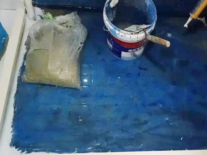 浴室防水裝修：首先要將墻面地面都要清潔干凈，這點非常重要，不能有散沙、土、石塊等干擾基層。如果基層開發(fā)商做的很不好的話，表面還要刷一層界面劑以防止墻面表面起沙。用噴壺將陰角部分和管根部分噴水，噴水的主要目的就是防止墻面吸收了堵漏寶太多的水分，造成堵漏寶沒有和墻面凝結(jié)在一起。那么噴多少水呢，建議以表面沒有明顯積水為宜。刷完以后，將第一遍堵漏上鋪好網(wǎng)格布，主要是防止堵漏初凝以后裂開。然后進行第二遍涂刷堵漏，刷完就要進行下面柔韌性防水涂刷的步驟了。
