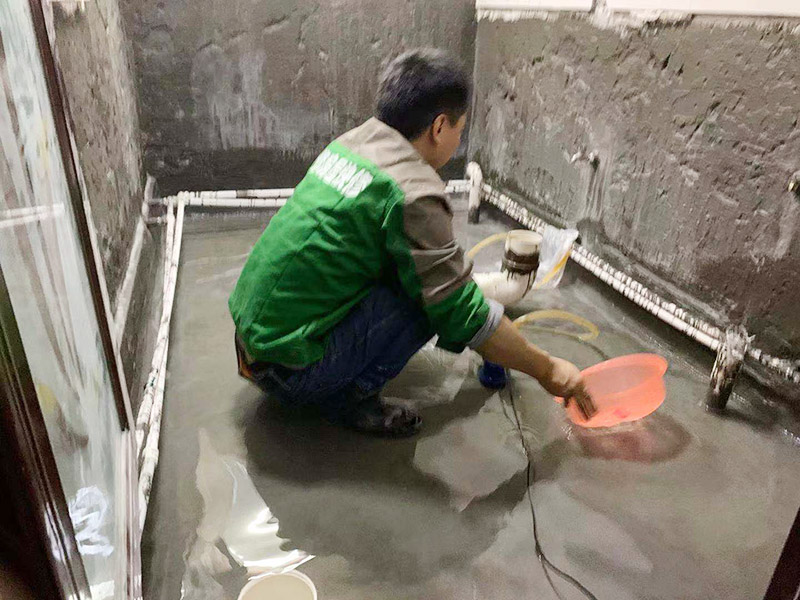 衛(wèi)生間改造閉水試驗：將不需要或是不滿意的地方進行拆除后，留下的成品需要進行施工保護，防止磕碰到，還可防止被上面的重物或是棱角碰壞。將這些不滿意的地方進行拆除，且拆除之后的垃圾也要及時清理，避免阻礙施工進程。做好防水處理也是衛(wèi)生間改造的重要一步。因為衛(wèi)生間的水、水蒸氣極其常見，防水做不好極易導(dǎo)致墻面潮濕、發(fā)霉，電路出現(xiàn)問題等的情況。衛(wèi)生間墻面上要做大約30厘米的防水涂料，以防積水浸透墻面，且要保證涂刷厚度均勻，還需要處理好地面和墻面交界處的各類管件的涂刷。待防水處理完全確定后，等待地面干透就可以做后續(xù)的工程了。