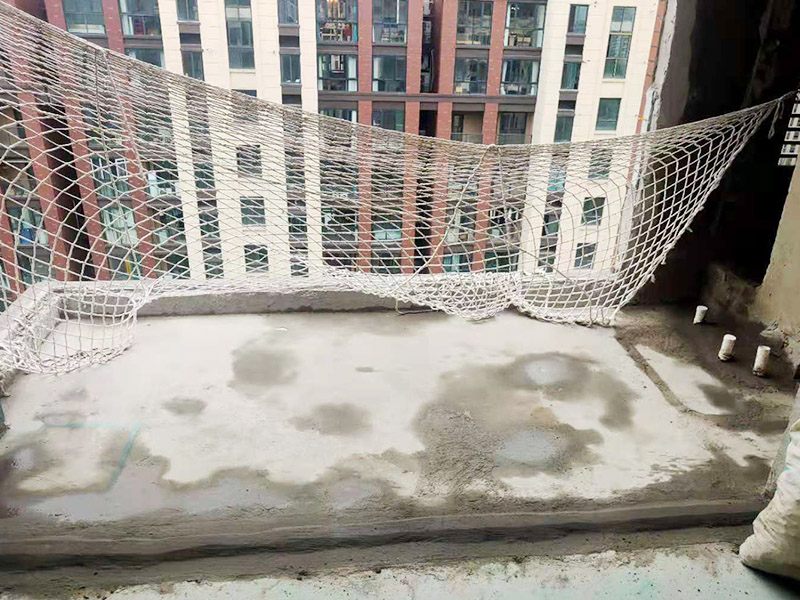 陽臺清理刷防水：在涂刷防水涂層之前，先要清理墻面和地面。同時，要用連接的氣泵皮管吹盡陰角處的浮層，在涂刷防水涂層之前，要量出防水層的高度并劃出基準(zhǔn)線。刷防水涂料時要先刷基準(zhǔn)線以下位置，并在墻面和地面連接陰角處刷成八字，上下交叉，交接處接應(yīng)有200mm，不得有漏刷情況出現(xiàn)。 墻角涂刷完成后，沿基準(zhǔn)線涂刷墻體：第一遍涂刷墻面時，應(yīng)上下縱向涂刷，第二遍涂刷墻體，應(yīng)左右橫向涂刷。 地面防水涂料的涂刷應(yīng)該從房間里側(cè)向門口涂刷，地面水管接口處尤其要仔細(xì)涂刷，不能有任何遺漏。 在涂刷完防水涂料后，不能立刻貼瓷鉆，