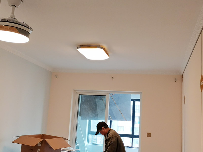 燈具安裝：開始進行房頂?shù)臏y量，進行找中就是房間的正中，一般都有房屋基礎(chǔ)留的電線盒，但是他只是大概的中，需要我們進行南北東西的測量找出房頂?shù)恼?。用鉛筆畫上記號。將燈具的固定底座的中心與房頂找的中心重合，然后底座固定的點位就是固定螺栓的點位，然后打眼，打眼現(xiàn)在一般的重的燈（超過10斤）/客廳燈用鐵膨脹螺栓10號轉(zhuǎn)頭打眼；如果是比較輕的燈用塑料脹管即可8號轉(zhuǎn)頭打眼。