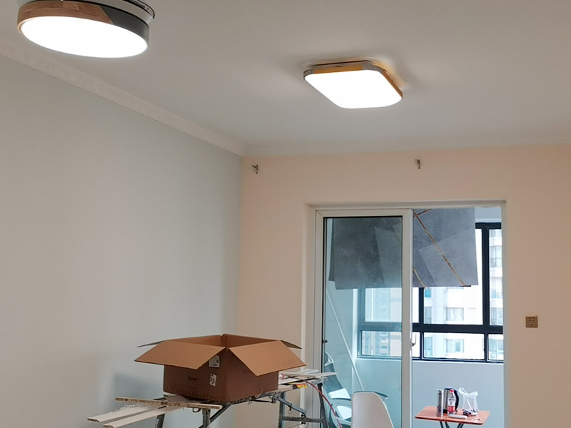 燈具安裝：開始進行房頂?shù)臏y量，進行找中就是房間的正中，一般都有房屋基礎(chǔ)留的電線盒，但是他只是大概的中，需要我們進行南北東西的測量找出房頂?shù)恼?。用鉛筆畫上記號。將燈具的固定底座的中心與房頂找的中心重合，然后底座固定的點位就是固定螺栓的點位，然后打眼，打眼現(xiàn)在一般的重的燈（超過10斤）/客廳燈用鐵膨脹螺栓10號轉(zhuǎn)頭打眼；如果是比較輕的燈用塑料脹管即可8號轉(zhuǎn)頭打眼。