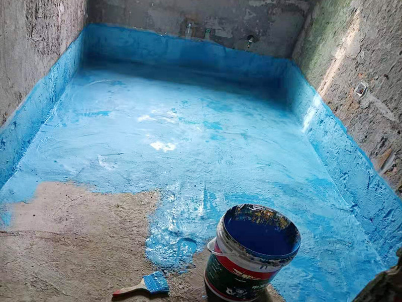 衛(wèi)生間墻地面刷防水：在涂刷防水涂層之前，先要清理墻面和地面。同時，要用連接的氣泵皮管吹盡陰角處的浮層，要量出防水層的高度并劃出基準線，刷防水涂料時要先刷基準線以下位置，并在墻面和地面連接陰角處刷成八字，上下交叉，交接處接應有200mm，不得有漏刷情況出現。 墻角涂刷完成后，沿基準線涂刷墻體：第一遍涂刷墻面時，應上下縱向涂刷，第二遍涂刷墻體，應左右橫向涂刷。地面防水涂料的涂刷應該從房間里側向門口涂刷，地面水管接口處尤其要仔細涂刷，不能有任何遺漏。 在涂刷完防水涂料后，不能立刻貼瓷鉆，還必須對衛(wèi)生間等空間進行防水測試。