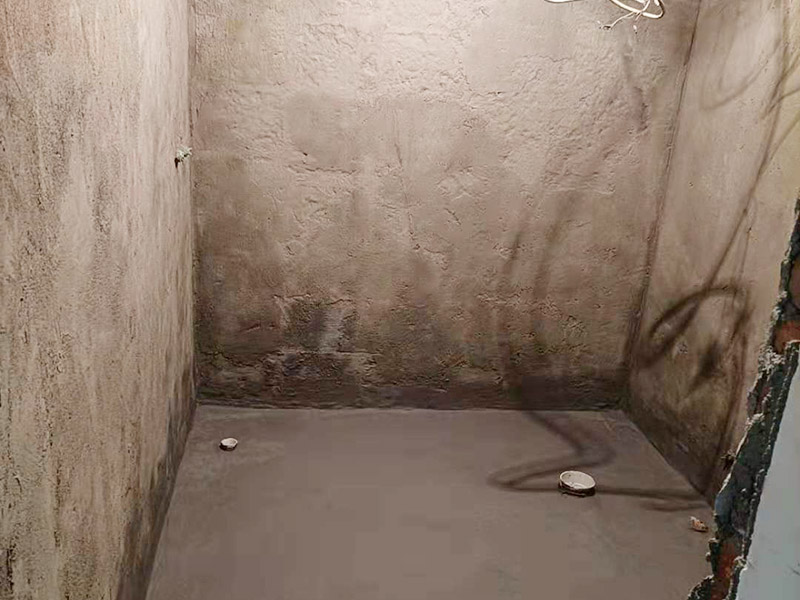 衛(wèi)生間墻地面刷防水：在涂刷防水涂層之前，先要清理墻面和地面。同時，要用連接的氣泵皮管吹盡陰角處的浮層，要量出防水層的高度并劃出基準線，刷防水涂料時要先刷基準線以下位置，并在墻面和地面連接陰角處刷成八字，上下交叉，交接處接應有200mm，不得有漏刷情況出現。 墻角涂刷完成后，沿基準線涂刷墻體：第一遍涂刷墻面時，應上下縱向涂刷，第二遍涂刷墻體，應左右橫向涂刷。地面防水涂料的涂刷應該從房間里側向門口涂刷，地面水管接口處尤其要仔細涂刷，不能有任何遺漏。 在涂刷完防水涂料后，不能立刻貼瓷鉆，還必須對衛(wèi)生間等空間進行防水測試。