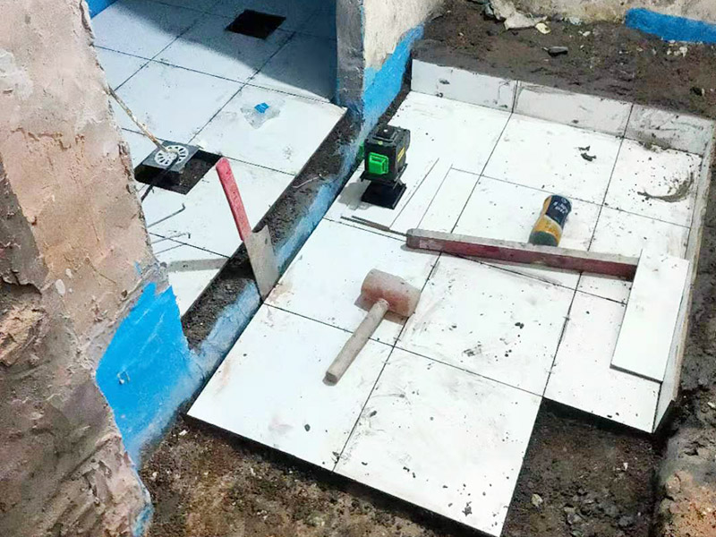 地面貼磚維修：干鋪法：首先要把基層用水澆濕，除去雜物和浮沙。再抹結(jié)合層，需要注意的是要使用1：3的干性水泥漿，按照水平線探鋪平整，然后再把磚放在沙漿上用膠皮錘振實。這時再把地面磚取下澆抹水泥漿，然后把地面磚放實振平就可以了。采用干鋪法可以有效地避免鋪裝過程中造成的空鼓、氣泡等現(xiàn)象發(fā)生。但是干鋪法的技術(shù)含量比較高，所以費用也會比較貴。 濕鋪法，這種鋪貼方法與干鋪法不同之處在于將1：3的干性水泥漿替換成水泥沙漿和普通水。需要注意的是這種鋪貼法在鋪貼過程中容易產(chǎn)生氣泡和空鼓，這樣就會影響地磚的使用壽命。也是因為這種原因使其價格便宜，操作簡單。