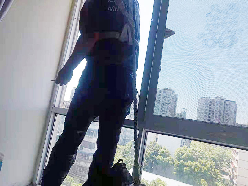 門窗漏水維修：首先將窗框與墻之間縫隙內(nèi)的所有填充物都要剔除干凈，然后還用吹風(fēng)機(jī)吹掃干凈。接著就是使用發(fā)泡膠來填縫，注意盡量把縫隙的填滿保證密實(shí)。這樣就把窗框和洞口之間的縫隙封閉起來，以此防止漏水。