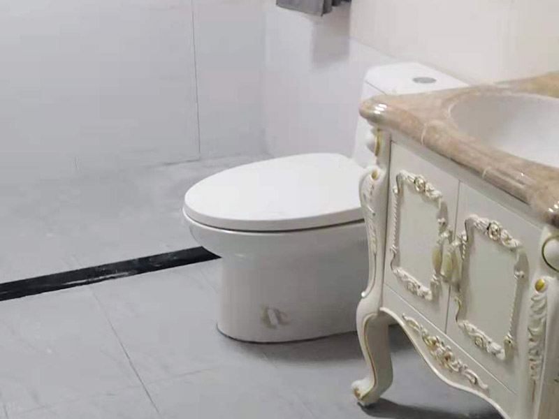 衛(wèi)生間馬桶安裝：第一步：先檢查地面下水口，看其里面是否有垃圾堆積，如果有我們一定要仔細的檢查并清理干凈。如果清理不好很可能會引起馬桶堵塞等問題。 第二步：將馬桶的出水管先試著安裝放上去，在馬桶的栓孔眼的地方用記號筆做上記號，然后再挪開馬桶。 第三步：在做好記號的地方開一個直接為1.5-2cm，高度為6cm的孔，然后用水泥將1cm的螺栓捻牢在孔洞里面。然后將馬桶放上去看其是否吻合，檢查好后移開馬桶。然后在馬桶出水管和下水管扣周圍涂上油灰，然后將螺栓孔對準(zhǔn)捻好的螺栓，擺正擰好。