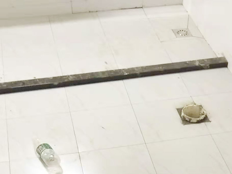 衛(wèi)生間馬桶安裝：第一步：先檢查地面下水口，看其里面是否有垃圾堆積，如果有我們一定要仔細的檢查并清理干凈。如果清理不好很可能會引起馬桶堵塞等問題。 第二步：將馬桶的出水管先試著安裝放上去，在馬桶的栓孔眼的地方用記號筆做上記號，然后再挪開馬桶。 第三步：在做好記號的地方開一個直接為1.5-2cm，高度為6cm的孔，然后用水泥將1cm的螺栓捻牢在孔洞里面。然后將馬桶放上去看其是否吻合，檢查好后移開馬桶。然后在馬桶出水管和下水管扣周圍涂上油灰，然后將螺栓孔對準(zhǔn)捻好的螺栓，擺正擰好。