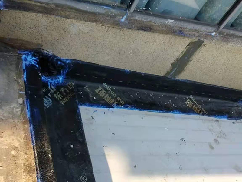 屋頂漏水怎么做？可以用耐候玻璃膠，或密封膠。一是利用玻璃房的坡度加大，將頂面雨水因勢利導的迅速排除；二是利用防水涂料堵塞玻璃桿件間的縫隙，要求無縫、無孔，以防止雨水滲漏。