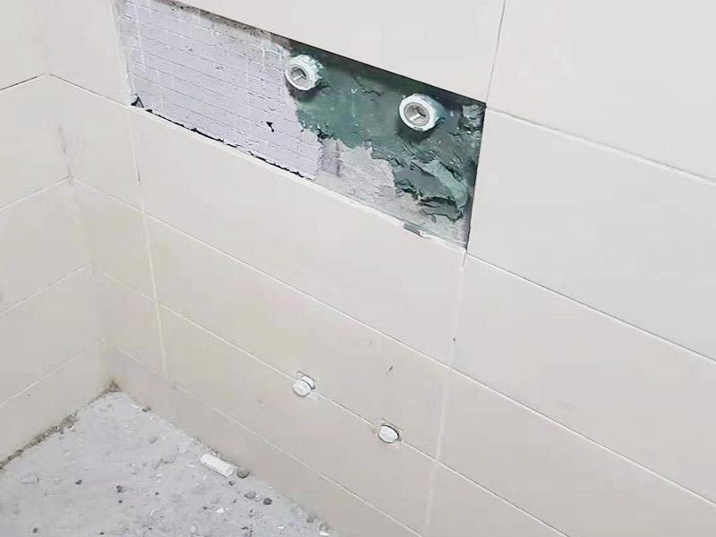 局部改造維修：衛(wèi)生間改造中水電的改造尤為重要且需要最早開始著手，由于會涉及到浴霸采暖、燈光的線路走向、水管的入墻等問題，所以在改造之前需制定一個詳細的水電走向設(shè)計，從而提高安全質(zhì)量以及滿足裝修業(yè)主們生活的需要。 其次就是需要對其做相應(yīng)的防水處理。因為在日常的家庭中，衛(wèi)生間的水是處處可見的，非常潮濕。衛(wèi)生間內(nèi)的防水涂料是由地面延伸到墻面的，涂刷過程中精良的保證厚度均勻。還需要處理好地面和墻面交界處的各類管件的涂刷。待防水處理完全確定后，等待地面干透就可以做后續(xù)的工程了。 接下來就是貼瓷磚了。衛(wèi)生間改造中貼瓷磚不僅僅會有裝飾作用還能加強墻面和地面的防水效果。 衛(wèi)生間改造中一般都需要做吊頂處理，當然，美觀的同時作為淋浴的場所防水等方面也需要注意
