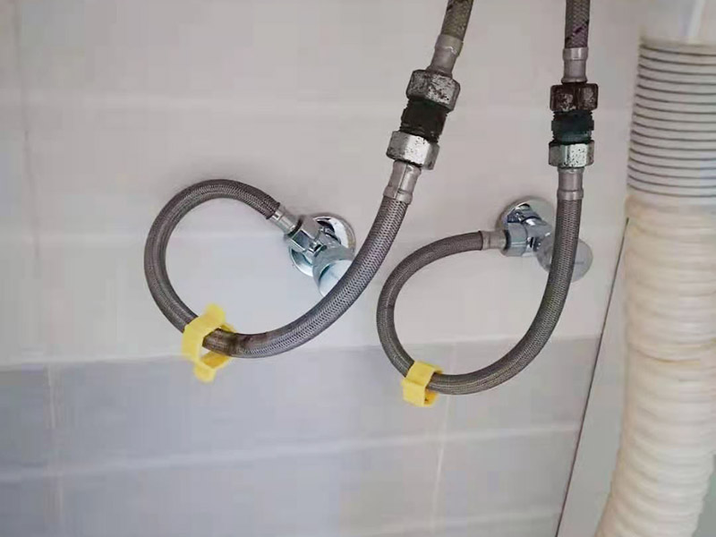 局部改造維修：衛(wèi)生間改造中水電的改造尤為重要且需要最早開始著手，由于會涉及到浴霸采暖、燈光的線路走向、水管的入墻等問題，所以在改造之前需制定一個詳細的水電走向設(shè)計，從而提高安全質(zhì)量以及滿足裝修業(yè)主們生活的需要。 其次就是需要對其做相應(yīng)的防水處理。因為在日常的家庭中，衛(wèi)生間的水是處處可見的，非常潮濕。衛(wèi)生間內(nèi)的防水涂料是由地面延伸到墻面的，涂刷過程中精良的保證厚度均勻。還需要處理好地面和墻面交界處的各類管件的涂刷。待防水處理完全確定后，等待地面干透就可以做后續(xù)的工程了。 接下來就是貼瓷磚了。衛(wèi)生間改造中貼瓷磚不僅僅會有裝飾作用還能加強墻面和地面的防水效果。 衛(wèi)生間改造中一般都需要做吊頂處理，當然，美觀的同時作為淋浴的場所防水等方面也需要注意