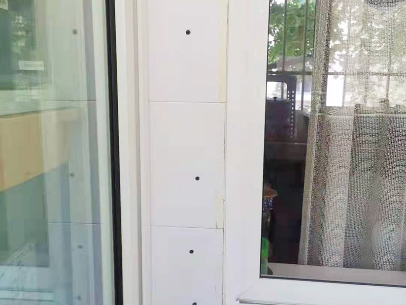 局部改造維修：衛(wèi)生間改造中水電的改造尤為重要且需要最早開始著手，由于會涉及到浴霸采暖、燈光的線路走向、水管的入墻等問題，所以在改造之前需制定一個詳細的水電走向設(shè)計，從而提高安全質(zhì)量以及滿足裝修業(yè)主們生活的需要。 其次就是需要對其做相應(yīng)的防水處理。因為在日常的家庭中，衛(wèi)生間的水是處處可見的，非常潮濕。衛(wèi)生間內(nèi)的防水涂料是由地面延伸到墻面的，涂刷過程中精良的保證厚度均勻。還需要處理好地面和墻面交界處的各類管件的涂刷。待防水處理完全確定后，等待地面干透就可以做后續(xù)的工程了。 接下來就是貼瓷磚了。衛(wèi)生間改造中貼瓷磚不僅僅會有裝飾作用還能加強墻面和地面的防水效果。 衛(wèi)生間改造中一般都需要做吊頂處理，當然，美觀的同時作為淋浴的場所防水等方面也需要注意