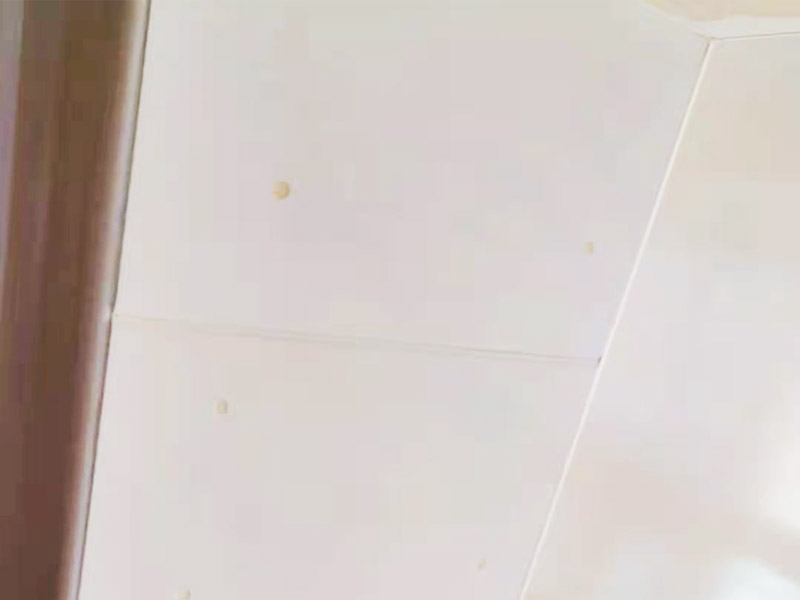 局部改造維修：衛(wèi)生間改造中水電的改造尤為重要且需要最早開始著手，由于會涉及到浴霸采暖、燈光的線路走向、水管的入墻等問題，所以在改造之前需制定一個詳細的水電走向設(shè)計，從而提高安全質(zhì)量以及滿足裝修業(yè)主們生活的需要。 其次就是需要對其做相應(yīng)的防水處理。因為在日常的家庭中，衛(wèi)生間的水是處處可見的，非常潮濕。衛(wèi)生間內(nèi)的防水涂料是由地面延伸到墻面的，涂刷過程中精良的保證厚度均勻。還需要處理好地面和墻面交界處的各類管件的涂刷。待防水處理完全確定后，等待地面干透就可以做后續(xù)的工程了。 接下來就是貼瓷磚了。衛(wèi)生間改造中貼瓷磚不僅僅會有裝飾作用還能加強墻面和地面的防水效果。 衛(wèi)生間改造中一般都需要做吊頂處理，當然，美觀的同時作為淋浴的場所防水等方面也需要注意