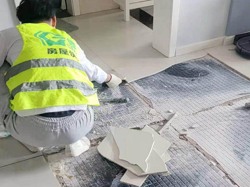 客廳地磚起翹修復：將油灰刀的邊緣滑入松散的瓷磚與其旁邊的瓷磚之間的接縫中。撬起瓷磚并將其移除。用金屬刮刀或小的撬桿的平坦邊緣刮掉基材和瓷磚背面的稀釋劑或瓷磚粘合劑。用相同的工具刮擦周圍空間的舊水泥漿。用清水沖洗除去翹起的瓷磚，然后用濕海綿擦拭，使其干凈。將砂漿抹在缺口邊緣上，然后將稀釋水泥砂漿抹在瓷磚的背面，將瓷磚鋪回原位。如果難以將瓷磚平整，則將瓷磚墊片插入接縫或修補物與包圍它的瓷磚之間的接縫或接縫中。刮掉多余的漿液，并讓該區(qū)域靜置約10分鐘。用水蘸軟海綿，然后輕輕擦拭修復區(qū)域。瓷磚上出現(xiàn)一層干粉后，請用干抹布擦拭。