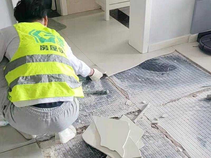 客廳地磚起翹修復：將油灰刀的邊緣滑入松散的瓷磚與其旁邊的瓷磚之間的接縫中。撬起瓷磚并將其移除。用金屬刮刀或小的撬桿的平坦邊緣刮掉基材和瓷磚背面的稀釋劑或瓷磚粘合劑。用相同的工具刮擦周圍空間的舊水泥漿。用清水沖洗除去翹起的瓷磚，然后用濕海綿擦拭，使其干凈。將砂漿抹在缺口邊緣上，然后將稀釋水泥砂漿抹在瓷磚的背面，將瓷磚鋪回原位。如果難以將瓷磚平整，則將瓷磚墊片插入接縫或修補物與包圍它的瓷磚之間的接縫或接縫中。刮掉多余的漿液，并讓該區(qū)域靜置約10分鐘。用水蘸軟海綿，然后輕輕擦拭修復區(qū)域。瓷磚上出現(xiàn)一層干粉后，請用干抹布擦拭。