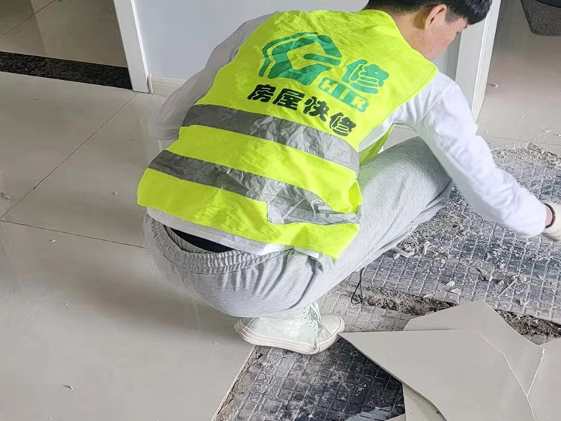 客廳地磚起翹修復：將油灰刀的邊緣滑入松散的瓷磚與其旁邊的瓷磚之間的接縫中。撬起瓷磚并將其移除。用金屬刮刀或小的撬桿的平坦邊緣刮掉基材和瓷磚背面的稀釋劑或瓷磚粘合劑。用相同的工具刮擦周圍空間的舊水泥漿。用清水沖洗除去翹起的瓷磚，然后用濕海綿擦拭，使其干凈。將砂漿抹在缺口邊緣上，然后將稀釋水泥砂漿抹在瓷磚的背面，將瓷磚鋪回原位。如果難以將瓷磚平整，則將瓷磚墊片插入接縫或修補物與包圍它的瓷磚之間的接縫或接縫中。刮掉多余的漿液，并讓該區(qū)域靜置約10分鐘。用水蘸軟海綿，然后輕輕擦拭修復區(qū)域。瓷磚上出現(xiàn)一層干粉后，請用干抹布擦拭。