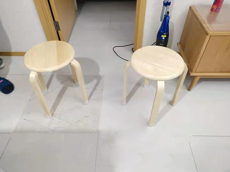客廳地磚起翹修復：將油灰刀的邊緣滑入松散的瓷磚與其旁邊的瓷磚之間的接縫中。撬起瓷磚并將其移除。用金屬刮刀或小的撬桿的平坦邊緣刮掉基材和瓷磚背面的稀釋劑或瓷磚粘合劑。用相同的工具刮擦周圍空間的舊水泥漿。用清水沖洗除去翹起的瓷磚，然后用濕海綿擦拭，使其干凈。將砂漿抹在缺口邊緣上，然后將稀釋水泥砂漿抹在瓷磚的背面，將瓷磚鋪回原位。如果難以將瓷磚平整，則將瓷磚墊片插入接縫或修補物與包圍它的瓷磚之間的接縫或接縫中。刮掉多余的漿液，并讓該區(qū)域靜置約10分鐘。用水蘸軟海綿，然后輕輕擦拭修復區(qū)域。瓷磚上出現(xiàn)一層干粉后，請用干抹布擦拭。