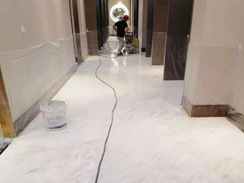 酒店走廊打磨翻新：瓷磚在經(jīng)過歲月洗禮之后，表面容易積水垢、油污，尤其縫里污漬特別多。所以在清洗瓷磚時，建議使用去污膏對表面進行一個徹底清洗。處理瓷磚縫隙的話，可以用牙刷沾著去污膏然后刷去。最后再用清水清理一遍，擦干即可。如果效果不滿意的話，還可以使用拋光打磨機對瓷磚進行打磨，雖然可以讓瓷磚恢復(fù)透亮，但對圖案紋理的完整性有一定的影響。