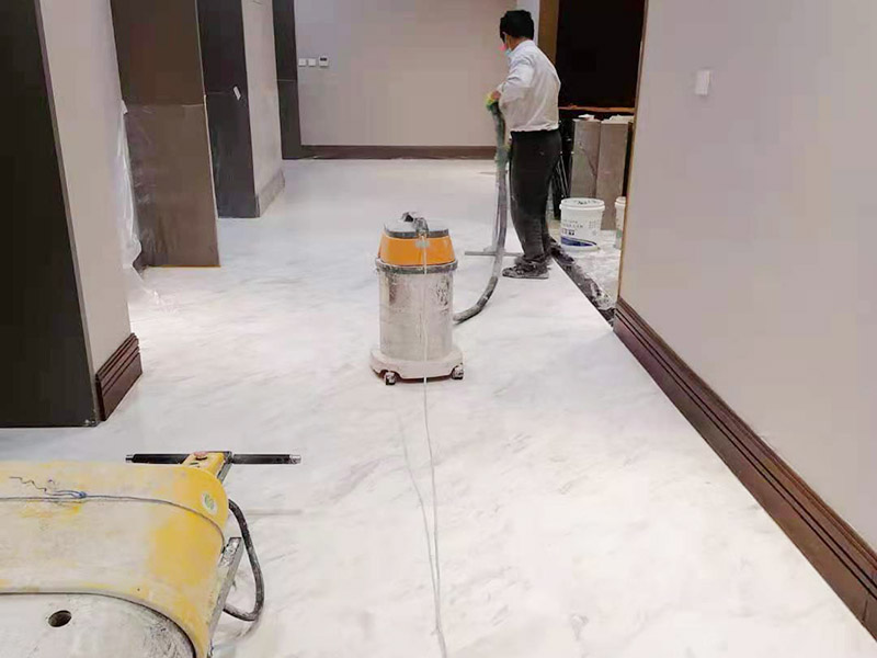 酒店走廊打磨翻新：瓷磚在經(jīng)過歲月洗禮之后，表面容易積水垢、油污，尤其縫里污漬特別多。所以在清洗瓷磚時，建議使用去污膏對表面進行一個徹底清洗。處理瓷磚縫隙的話，可以用牙刷沾著去污膏然后刷去。最后再用清水清理一遍，擦干即可。如果效果不滿意的話，還可以使用拋光打磨機對瓷磚進行打磨，雖然可以讓瓷磚恢復(fù)透亮，但對圖案紋理的完整性有一定的影響。