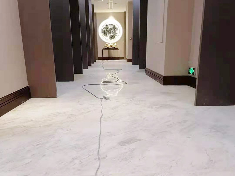 酒店走廊打磨翻新：瓷磚在經(jīng)過歲月洗禮之后，表面容易積水垢、油污，尤其縫里污漬特別多。所以在清洗瓷磚時，建議使用去污膏對表面進行一個徹底清洗。處理瓷磚縫隙的話，可以用牙刷沾著去污膏然后刷去。最后再用清水清理一遍，擦干即可。如果效果不滿意的話，還可以使用拋光打磨機對瓷磚進行打磨，雖然可以讓瓷磚恢復(fù)透亮，但對圖案紋理的完整性有一定的影響。