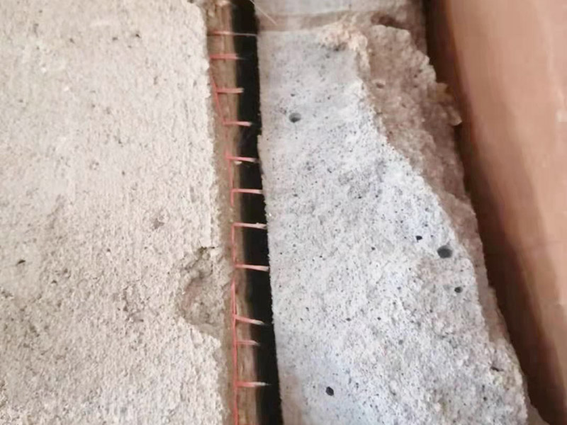 煙道維修施工：煙道一般是這樣的，倒樓板的時候，會在煙道位置留一個孔，要求混凝土返上30CM，防止?jié)B水，但大多數(shù)是沒有的，只會在這個孔周圍砌磚。也可換用成品煙道進行替換?！煹朗菑U氣和煙霧排放的管狀裝置，住宅煙道是指用于排除廚房煙氣或衛(wèi)生間廢氣的豎向管道制品，也稱排風道、通風道、住宅排氣道。