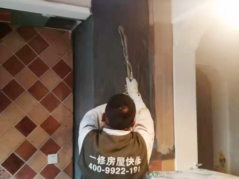 廚房墻面局部防水修復(fù):基面處理是防水施工的關(guān)鍵，施工前須清理基面，以確保其堅(jiān)固、平整、干凈，無灰塵、油膩、蠟、脫模劑等以及其它碎屑物質(zhì)，如有孔隙、裂縫等缺陷的，須預(yù)先用水泥砂漿修補(bǔ)抹平，陰陽(yáng)角處應(yīng)抹成圓弧形。保持基面濕潤(rùn)當(dāng)無水。涂刷時(shí)力度均勻，注意不要漏刷；前后兩遍涂刷時(shí)保持垂直相交的角度，以充分覆蓋到位；單次涂刷不宜過厚，特別是管口和轉(zhuǎn)角處，不能超過1mm，防止干固后產(chǎn)生裂縫。施工24時(shí)后建議用濕布覆蓋涂層或噴霧灑水對(duì)涂層進(jìn)行養(yǎng)護(hù)，在完全干固前須禁止踩踏、雨水、暴曬、尖銳損傷，特別是在后期安裝潔具時(shí)要特別注意不要破壞防水層。