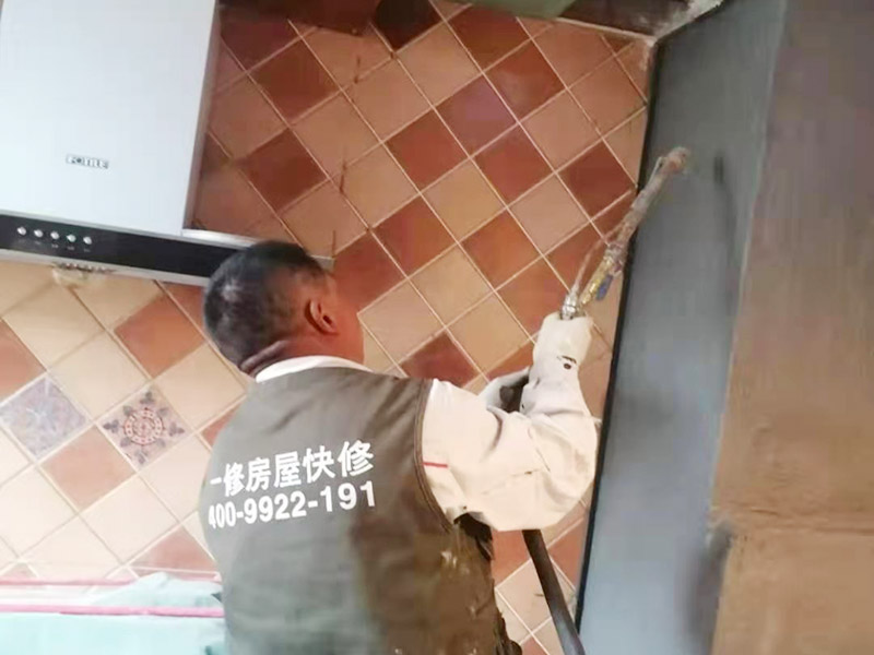 廚房墻面局部防水修復(fù):基面處理是防水施工的關(guān)鍵，施工前須清理基面，以確保其堅(jiān)固、平整、干凈，無灰塵、油膩、蠟、脫模劑等以及其它碎屑物質(zhì)，如有孔隙、裂縫等缺陷的，須預(yù)先用水泥砂漿修補(bǔ)抹平，陰陽(yáng)角處應(yīng)抹成圓弧形。保持基面濕潤(rùn)當(dāng)無水。涂刷時(shí)力度均勻，注意不要漏刷；前后兩遍涂刷時(shí)保持垂直相交的角度，以充分覆蓋到位；單次涂刷不宜過厚，特別是管口和轉(zhuǎn)角處，不能超過1mm，防止干固后產(chǎn)生裂縫。施工24時(shí)后建議用濕布覆蓋涂層或噴霧灑水對(duì)涂層進(jìn)行養(yǎng)護(hù)，在完全干固前須禁止踩踏、雨水、暴曬、尖銳損傷，特別是在后期安裝潔具時(shí)要特別注意不要破壞防水層。