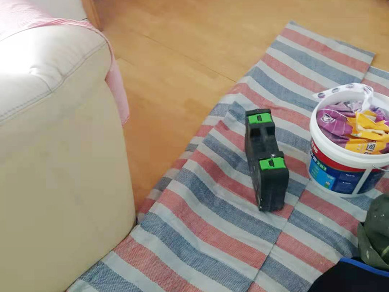 吊頂維修安裝：進行吊頂高度的精確測量，都是裝修吊頂?shù)牧鞒讨信旁谑孜坏牟襟E。具體的操作方法就是先準(zhǔn)備好一個卷尺，然后標(biāo)清楚所在房屋的高水平線，以豎向測量的方式，來確認(rèn)標(biāo)高，繼而用彈線把龍骨從頂板的位置彈出來，完成這一步后，不要忘了用這種方法在墻壁的位置確定頂棚區(qū)域的標(biāo)高水平線。做好了樓層和墻壁等處需要標(biāo)高之后，裝修吊頂?shù)牧鞒痰南乱画h(huán)節(jié)就是主龍骨吊桿的安裝了。