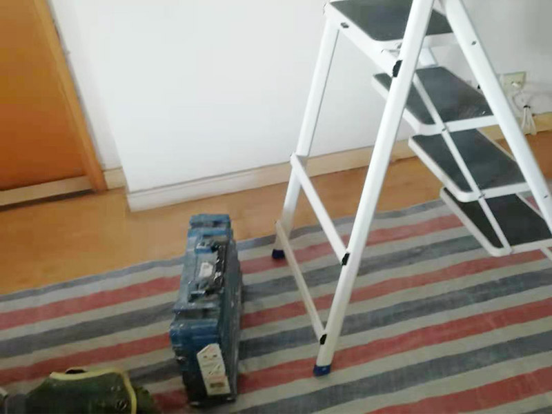 吊頂維修安裝：進行吊頂高度的精確測量，都是裝修吊頂?shù)牧鞒讨信旁谑孜坏牟襟E。具體的操作方法就是先準(zhǔn)備好一個卷尺，然后標(biāo)清楚所在房屋的高水平線，以豎向測量的方式，來確認(rèn)標(biāo)高，繼而用彈線把龍骨從頂板的位置彈出來，完成這一步后，不要忘了用這種方法在墻壁的位置確定頂棚區(qū)域的標(biāo)高水平線。做好了樓層和墻壁等處需要標(biāo)高之后，裝修吊頂?shù)牧鞒痰南乱画h(huán)節(jié)就是主龍骨吊桿的安裝了。