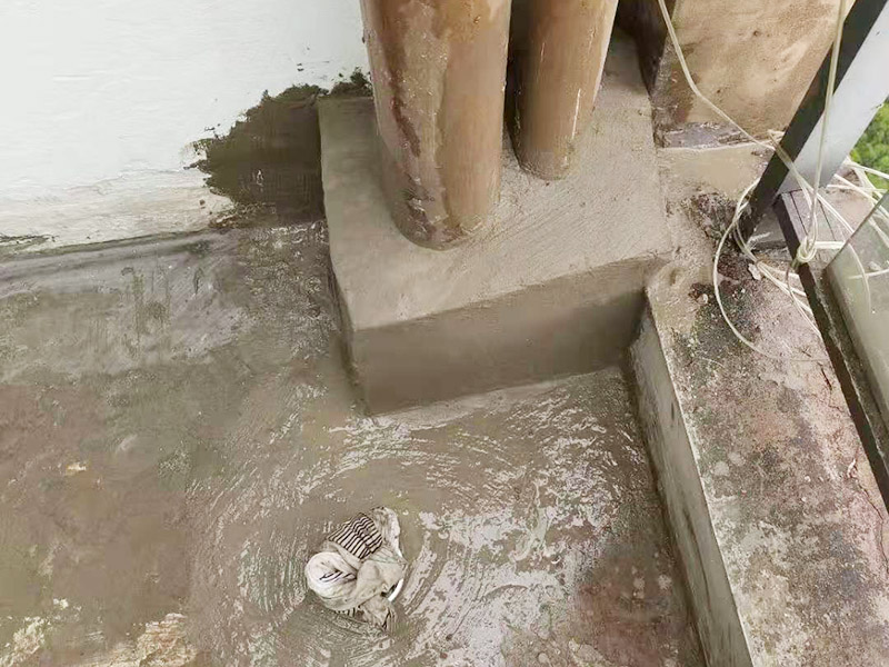陽臺管道漏水維修：1、水管爆裂后漏水多少，一般與管內(nèi)的水壓高低有直接關(guān)系。無論水是滴漏還是噴涌而出，此時最應(yīng)做的就是立刻關(guān)閉該供水管道的閥門，并報(bào)修當(dāng)?shù)氐奈飿I(yè)部門。 2、用修補(bǔ)水管的專用膠布捆住水管的損毀部分。 3、另外也可以用玻璃纖維膠布或環(huán)氣樹脂黏劑修補(bǔ)水管的裂縫。 4、如果水管爆裂情況嚴(yán)重，可以用毛巾包裹住水管的破裂部分，這樣既可以阻止水流四處噴射，也可以將水流引入放置好的水桶中，以免造成巨大浪費(fèi)。同時關(guān)閉住戶內(nèi)總水管的閥門，完全截留屋內(nèi)的自來水供應(yīng)。 5、如果水管爆裂的原因是管道過于陳舊，應(yīng)及時找水管工人進(jìn)行檢查和修理。 你要先保證陽臺窗邊和周邊墻面需打膠的地方?jīng)]有一些雜物,這樣才能用結(jié)構(gòu)膠封堵縫隙,用膠嘴的斜面打出膠的弧狀面,以達(dá)到不存水和密封的效果。建議用剛性防水材料來處理,這樣既能防水,還能再上面走動;也可以考慮用玻璃膠回填縫隙,然后在上面用水泥鋪上,壓實(shí)后,刷上原來的漆,這樣是比較簡單的,防滲水用到的材料一定防水性比較強(qiáng)的。