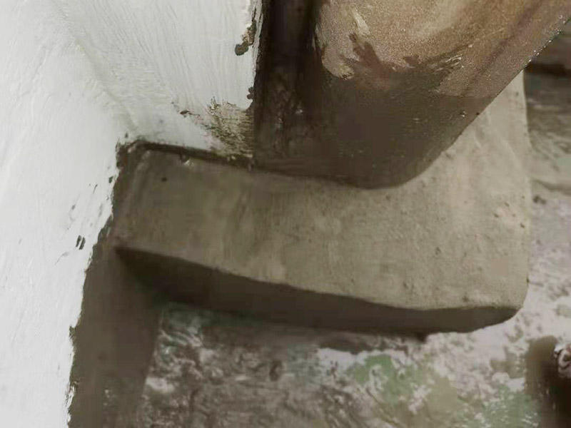 陽臺管道漏水維修：1、水管爆裂后漏水多少，一般與管內(nèi)的水壓高低有直接關(guān)系。無論水是滴漏還是噴涌而出，此時最應(yīng)做的就是立刻關(guān)閉該供水管道的閥門，并報(bào)修當(dāng)?shù)氐奈飿I(yè)部門。 2、用修補(bǔ)水管的專用膠布捆住水管的損毀部分。 3、另外也可以用玻璃纖維膠布或環(huán)氣樹脂黏劑修補(bǔ)水管的裂縫。 4、如果水管爆裂情況嚴(yán)重，可以用毛巾包裹住水管的破裂部分，這樣既可以阻止水流四處噴射，也可以將水流引入放置好的水桶中，以免造成巨大浪費(fèi)。同時關(guān)閉住戶內(nèi)總水管的閥門，完全截留屋內(nèi)的自來水供應(yīng)。 5、如果水管爆裂的原因是管道過于陳舊，應(yīng)及時找水管工人進(jìn)行檢查和修理。 你要先保證陽臺窗邊和周邊墻面需打膠的地方?jīng)]有一些雜物,這樣才能用結(jié)構(gòu)膠封堵縫隙,用膠嘴的斜面打出膠的弧狀面,以達(dá)到不存水和密封的效果。建議用剛性防水材料來處理,這樣既能防水,還能再上面走動;也可以考慮用玻璃膠回填縫隙,然后在上面用水泥鋪上,壓實(shí)后,刷上原來的漆,這樣是比較簡單的,防滲水用到的材料一定防水性比較強(qiáng)的。