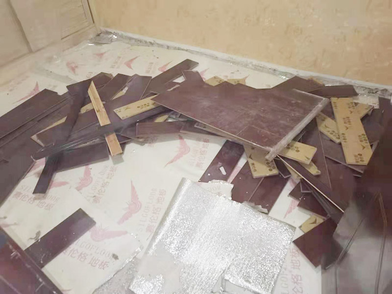地板拆除施工：再把房間的物品都搬到另一房間去放著，把整個房間騰出來，這樣也更好的尋找木地板的縫隙源頭，沒有東西擋著，空曠也利用木地板的拆除。拆除的工作要先從踢腳線開始，就算是發(fā)現(xiàn)木地板中間有縫隙，或者有損壞的地方，感覺可以下手拆除，實際操作時，還是從踢腳線要好拆些。踢腳線一般分為兩種，若是很幸運碰上了卡子固定的踢腳線，那就容易多了。直接用工具把卡子撬松，卡子脫落后，就可以沿著踢腳線開始拆了。若是碰上的是打了膠的踢腳線，那么就有點難度。先用刀片把膠水刮掉，但是這樣容易傷到地板。