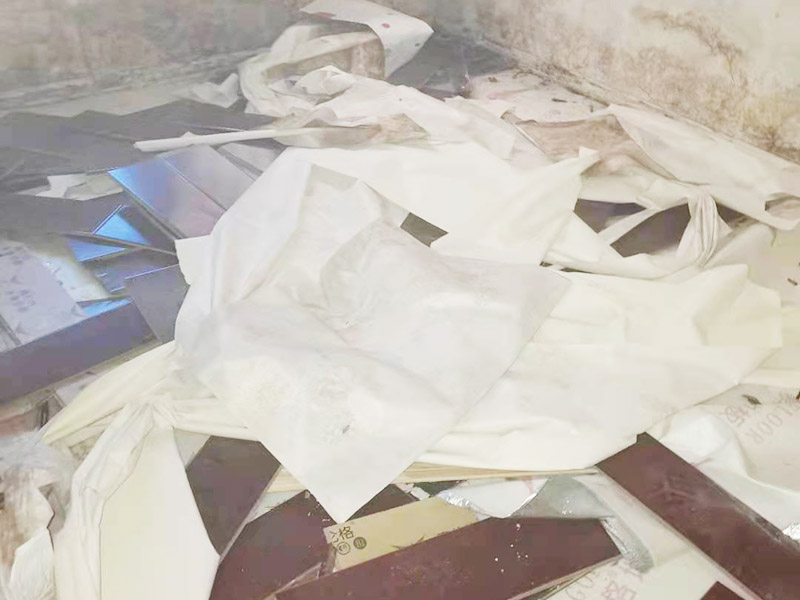 地板拆除施工：再把房間的物品都搬到另一房間去放著，把整個房間騰出來，這樣也更好的尋找木地板的縫隙源頭，沒有東西擋著，空曠也利用木地板的拆除。拆除的工作要先從踢腳線開始，就算是發(fā)現(xiàn)木地板中間有縫隙，或者有損壞的地方，感覺可以下手拆除，實際操作時，還是從踢腳線要好拆些。踢腳線一般分為兩種，若是很幸運碰上了卡子固定的踢腳線，那就容易多了。直接用工具把卡子撬松，卡子脫落后，就可以沿著踢腳線開始拆了。若是碰上的是打了膠的踢腳線，那么就有點難度。先用刀片把膠水刮掉，但是這樣容易傷到地板。