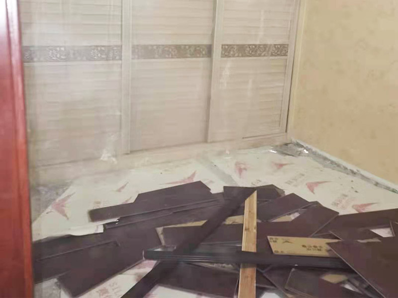 地板拆除施工：再把房間的物品都搬到另一房間去放著，把整個房間騰出來，這樣也更好的尋找木地板的縫隙源頭，沒有東西擋著，空曠也利用木地板的拆除。拆除的工作要先從踢腳線開始，就算是發(fā)現(xiàn)木地板中間有縫隙，或者有損壞的地方，感覺可以下手拆除，實際操作時，還是從踢腳線要好拆些。踢腳線一般分為兩種，若是很幸運碰上了卡子固定的踢腳線，那就容易多了。直接用工具把卡子撬松，卡子脫落后，就可以沿著踢腳線開始拆了。若是碰上的是打了膠的踢腳線，那么就有點難度。先用刀片把膠水刮掉，但是這樣容易傷到地板。