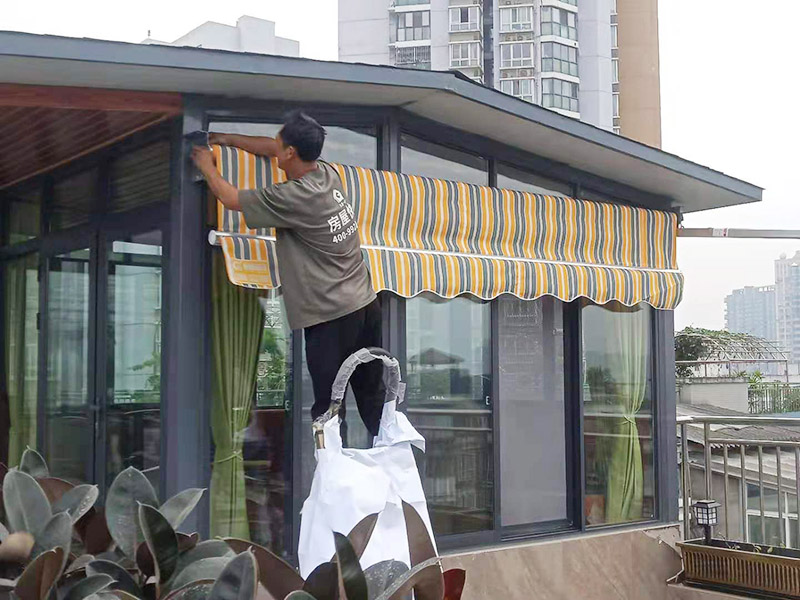 露臺(tái)雨棚安裝：在門(mén)楣上定位劃水平線，把塑料支架的固定孔距畫(huà)下來(lái)沖擊鉆打孔，要比膨脹螺絲深一些。   最好兩個(gè)人配合安裝，一個(gè)人托舉著，一個(gè)人安放膨脹螺絲，有4個(gè)，扳手?jǐn)Q緊。   接下來(lái)的就比較好安裝了.將組合好的雨棚耐力板插入剛才安裝好的雨棚中【支架的卡槽中】，螺絲固定。   全部安裝到位后，要到遠(yuǎn)處看看，雨棚外沿是不是處在一條直線上，如有高有低，放寬膨脹螺絲，調(diào)整一下支架，如果是墻面不平引起的，可用木片或塑料片墊一下。記得膨脹螺絲還要擰緊，不然雨棚會(huì)飛跑的。