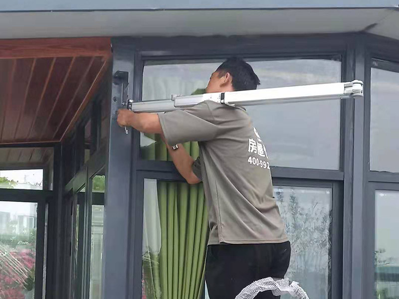 露臺(tái)雨棚安裝：在門(mén)楣上定位劃水平線，把塑料支架的固定孔距畫(huà)下來(lái)沖擊鉆打孔，要比膨脹螺絲深一些。   最好兩個(gè)人配合安裝，一個(gè)人托舉著，一個(gè)人安放膨脹螺絲，有4個(gè)，扳手?jǐn)Q緊。   接下來(lái)的就比較好安裝了.將組合好的雨棚耐力板插入剛才安裝好的雨棚中【支架的卡槽中】，螺絲固定。   全部安裝到位后，要到遠(yuǎn)處看看，雨棚外沿是不是處在一條直線上，如有高有低，放寬膨脹螺絲，調(diào)整一下支架，如果是墻面不平引起的，可用木片或塑料片墊一下。記得膨脹螺絲還要擰緊，不然雨棚會(huì)飛跑的。