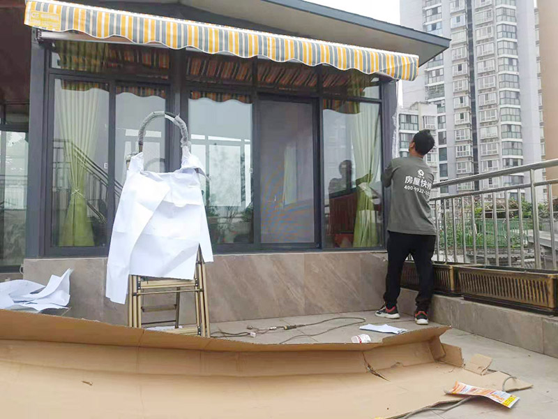 露臺(tái)雨棚安裝：在門(mén)楣上定位劃水平線，把塑料支架的固定孔距畫(huà)下來(lái)沖擊鉆打孔，要比膨脹螺絲深一些。   最好兩個(gè)人配合安裝，一個(gè)人托舉著，一個(gè)人安放膨脹螺絲，有4個(gè)，扳手?jǐn)Q緊。   接下來(lái)的就比較好安裝了.將組合好的雨棚耐力板插入剛才安裝好的雨棚中【支架的卡槽中】，螺絲固定。   全部安裝到位后，要到遠(yuǎn)處看看，雨棚外沿是不是處在一條直線上，如有高有低，放寬膨脹螺絲，調(diào)整一下支架，如果是墻面不平引起的，可用木片或塑料片墊一下。記得膨脹螺絲還要擰緊，不然雨棚會(huì)飛跑的。