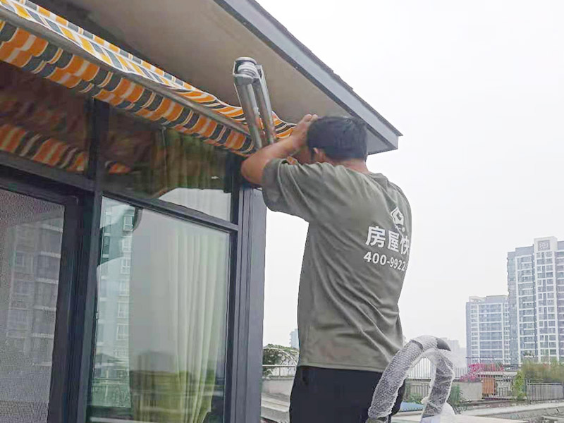 露臺(tái)雨棚安裝：在門(mén)楣上定位劃水平線，把塑料支架的固定孔距畫(huà)下來(lái)沖擊鉆打孔，要比膨脹螺絲深一些。   最好兩個(gè)人配合安裝，一個(gè)人托舉著，一個(gè)人安放膨脹螺絲，有4個(gè)，扳手?jǐn)Q緊。   接下來(lái)的就比較好安裝了.將組合好的雨棚耐力板插入剛才安裝好的雨棚中【支架的卡槽中】，螺絲固定。   全部安裝到位后，要到遠(yuǎn)處看看，雨棚外沿是不是處在一條直線上，如有高有低，放寬膨脹螺絲，調(diào)整一下支架，如果是墻面不平引起的，可用木片或塑料片墊一下。記得膨脹螺絲還要擰緊，不然雨棚會(huì)飛跑的。
