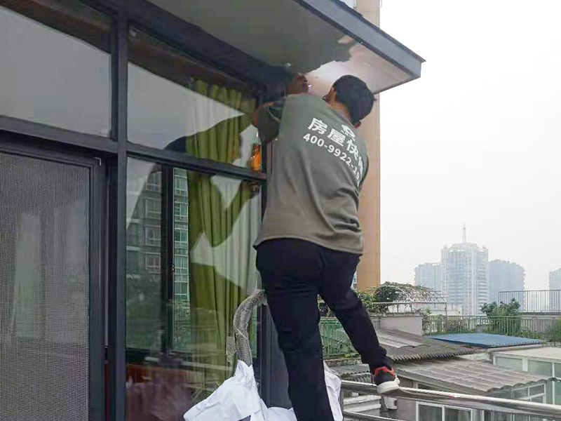 在門楣上定位劃水平線，把塑料支架的固定孔距畫下來沖擊鉆打孔，要比膨脹螺絲深一些。   最好兩個(gè)人配合安裝，一個(gè)人托舉著，一個(gè)人安放膨脹螺絲，有4個(gè)，扳手?jǐn)Q緊。   接下來的就比較好安裝了.將組合好的雨棚耐力板插入剛才安裝好的雨棚中【支架的卡槽中】，螺絲固定。   全部安裝到位后，要到遠(yuǎn)處看看，雨棚外沿是不是處在一條直線上，如有高有低，放寬膨脹螺絲，調(diào)整一下支架，如果是墻面不平引起的，可用木片或塑料片墊一下。記得膨脹螺絲還要擰緊，不然雨棚會(huì)飛跑的。