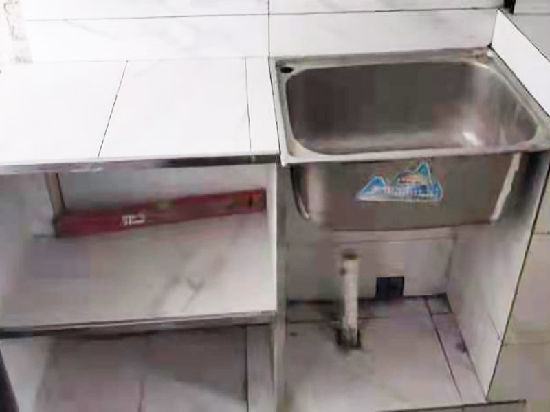 廚房磚砌櫥柜：櫥柜的水電定位時(shí)，先劃分功能區(qū)：洗菜盆區(qū)、灶臺(tái)區(qū)、切菜區(qū)、電器區(qū)，把這些區(qū)域的具體尺寸畫在墻面上，安排好進(jìn)水管、排水管和各種插座的準(zhǔn)確位置。 磚砌櫥柜制作的時(shí)候先做櫥柜的圍角，可以根據(jù)自己的喜好選擇不同顏色的瓷磚來實(shí)現(xiàn)。圍角完成以后的重要工作就是用水泥和砂漿將櫥柜的底部填實(shí)，上面鋪瓷磚。同時(shí)，瓷磚豎隔板的位置按照櫥柜圖紙進(jìn)行預(yù)留。 磚砌櫥柜制作好之后，我們可以根據(jù)自己喜歡的風(fēng)格選擇不同材質(zhì)的石材臺(tái)面和門板，完全不影響美觀，同時(shí)對(duì)于櫥柜內(nèi)部我們均采用不銹鋼條進(jìn)行收邊，既美觀又好打掃衛(wèi)生。