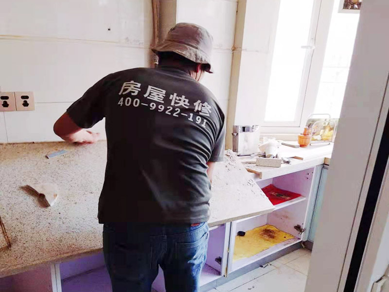 廚房櫥柜安裝：清理：對(duì)廚房作防護(hù)措施，掛擋布、廚房墻面等做簡(jiǎn)單清理，以便準(zhǔn)確測(cè)量地面水平。櫥柜安裝一般先從地柜開(kāi)始。把櫥柜外包裝拆開(kāi)后。在櫥柜的邊緣貼上防火膜封邊。在下柜底部安裝上支腳，根據(jù)地面水平高度調(diào)整櫥柜。 櫥柜安裝需要找出基準(zhǔn)點(diǎn)，L型廚房從直角處向兩邊延伸，U型廚房則先將中間的一字型柜體放整齊后，再?gòu)膬蓚€(gè)直角處向兩邊站看，這樣可以避免出現(xiàn)縫隙。櫥柜框架安裝牢固定位后，需要在櫥柜背面安裝背板。一般安裝下水都會(huì)現(xiàn)場(chǎng)開(kāi)孔，工人會(huì)用專業(yè)的打孔器按照管道大小進(jìn)行打孔，打孔的直徑應(yīng)比管道大3-4毫米，并且打孔后要將開(kāi)孔部分用密封條封邊，防止邊緣滲水木材變形。