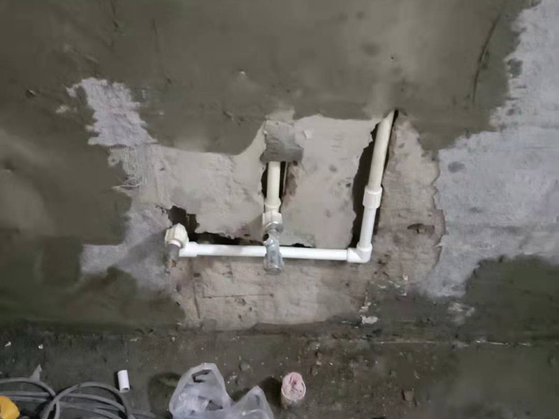 墻內(nèi)水管安裝維修：水管的鋪設(shè)方式分為明裝和暗裝，明裝是將水管管道沿著天花板下、墻上、柱上、梁下、地板旁外等地方外露敷設(shè)，其優(yōu)點(diǎn)就是造價(jià)會(huì)比較低，施工相對(duì)方便，維修更加簡(jiǎn)單;缺點(diǎn)就是水管外表容易堆積灰塵、產(chǎn)生凝水等，影響美觀。暗裝就是將水管管道鋪設(shè)在吊頂、地面或管溝中隱蔽敷設(shè)，暗裝的優(yōu)點(diǎn)是鋪設(shè)完看不到水管，比較美觀;缺點(diǎn)就是若后期水管出現(xiàn)漏水等問(wèn)題不好維修。