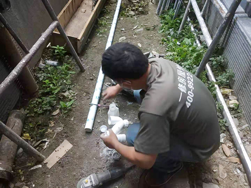 外墻水管安裝：水管承插連接分為剛性承插連接和柔性承插連接兩種。剛性承插連接是用管道插口插入管道的承口內(nèi)，對正后，先用嵌縫材料嵌縫，然后用密封材料密封，使之成為一個(gè)牢固的封閉的管道接口。柔性承插連接接頭在管道承插口的正封口上放入富有彈性的橡膠圈，然后施力將管子插端插入，形成一個(gè)能適應(yīng)一定范圍內(nèi)的位移和振動的封閉管接頭。