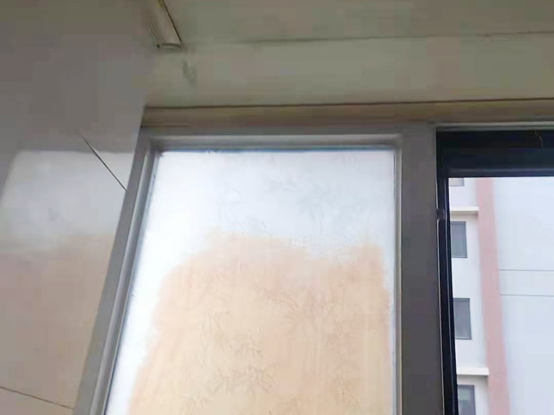 窗框接縫處打膠：窗框與墻體固定時，需要在內(nèi)外都打膠，因為玻璃與型材間存在一定的縫隙，需要將膠打入縫隙中，為了讓兩者間的密封性能、水密性能更加好。先固定上框，后固定邊框，采用塑料膨脹螺栓固定。框與洞口之間的伸縮縫內(nèi)腔均采用閉孔泡沫塑料，發(fā)泡劑等彈性材料填塞，表面用密封膠密封。