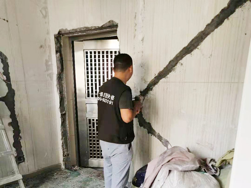墻面電路開槽維修：電路其實就兩種走法，一種是從地面走，另一種是從天花走。從地面走線就需要從地面開槽和墻面開槽，從天花板上走可以少的破壞墻面，如果墻面走暗管的話還是需要墻面開槽。但更多是做好吊頂，相對而言人工費可能會低一點。