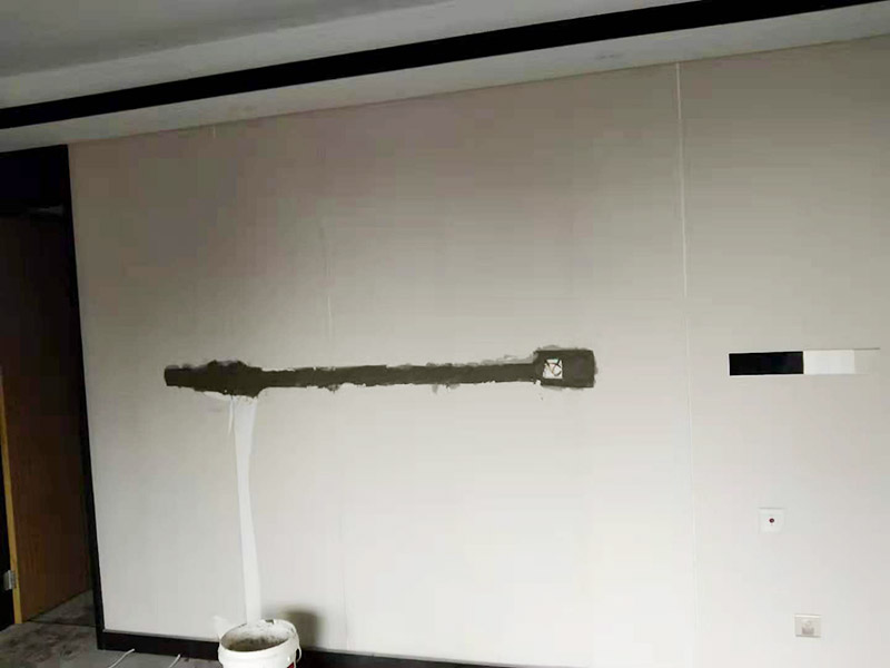 墻面電路開槽維修：電路其實就兩種走法，一種是從地面走，另一種是從天花走。從地面走線就需要從地面開槽和墻面開槽，從天花板上走可以少的破壞墻面，如果墻面走暗管的話還是需要墻面開槽。但更多是做好吊頂，相對而言人工費可能會低一點。