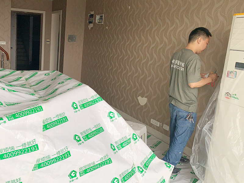 客廳家具空調(diào)成品保護(hù)：舊房墻面刷新會(huì)有點(diǎn)麻煩的，比較珍貴的家具建議搬走，或者和一些冰箱空調(diào)之類的可以放在現(xiàn)場(chǎng)讓裝飾公司成品保護(hù)起來，這樣即省了搬運(yùn)費(fèi)，也避免家具空調(diào)等二次污染。