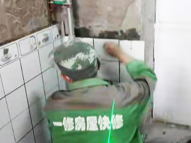 廁所小方磚鋪貼：首先墻面基層清理干凈，衛(wèi)生間采用釉面墻磚，用水泥砂漿，瓷磚需要經(jīng)過泡水后鋪貼，而且墻磚的鋪貼高度可要高于淋浴的高度，這樣比較防水。在瓷磚鋪貼時(shí)需要以水平線為準(zhǔn)繩，設(shè)置能對瓷磚起到支撐作用的木板，以防止瓷磚在達(dá)到粘著強(qiáng)度之前位移或下墜。