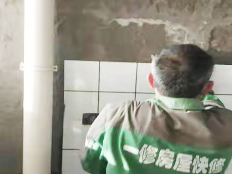 廁所小方磚鋪貼：首先墻面基層清理干凈，衛(wèi)生間采用釉面墻磚，用水泥砂漿，瓷磚需要經(jīng)過泡水后鋪貼，而且墻磚的鋪貼高度可要高于淋浴的高度，這樣比較防水。在瓷磚鋪貼時(shí)需要以水平線為準(zhǔn)繩，設(shè)置能對瓷磚起到支撐作用的木板，以防止瓷磚在達(dá)到粘著強(qiáng)度之前位移或下墜。