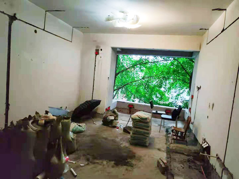 全屋水電改造施工：裝修一套房，水電工作是隱蔽工程，改造完畢后，各種水管、電線等都需埋在墻面、地下或吊頂里，后期不能進行檢查維修，因此入墻材料的質(zhì)量就是重中之重必須做好。而如何規(guī)劃水電走向呢？就需要前期將家電家具的位置尺寸都定好，多預備幾個空余，以后使用起來才不會后悔莫及。